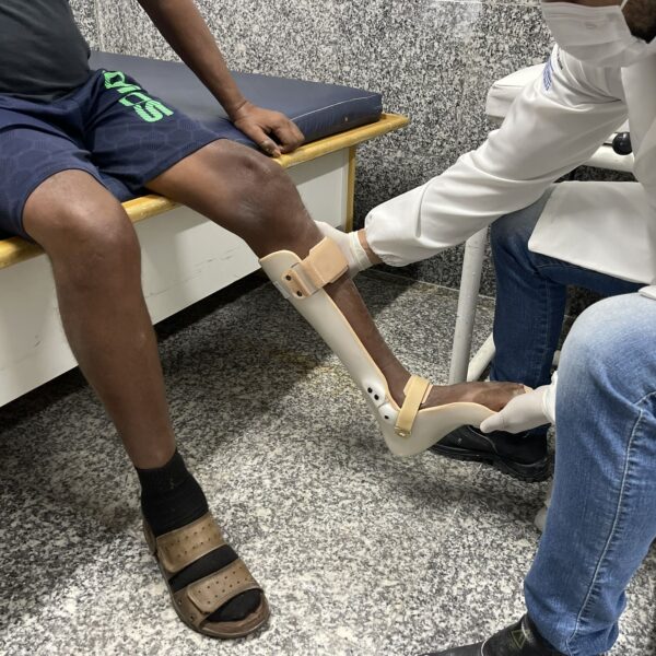 Crer entrega 235 dispositivos ortopédicos durante ação itinerante em Catalão