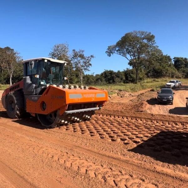 Máquinas realizam limpeza e terraplanagem