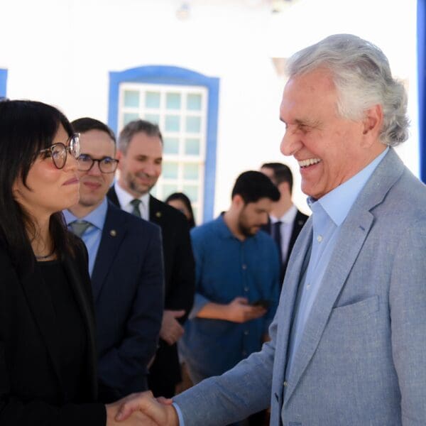 Caiado e defensores públicos na cidade de Goiás