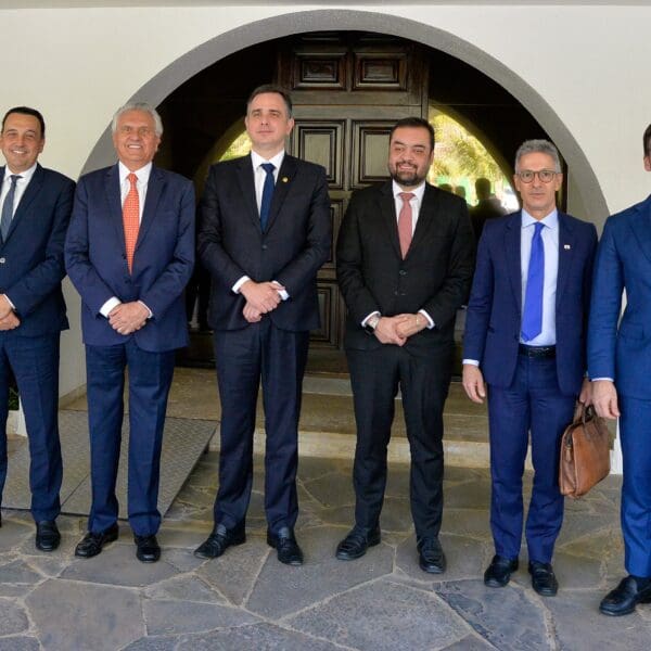 Caiado discute dívida com União, em Brasília