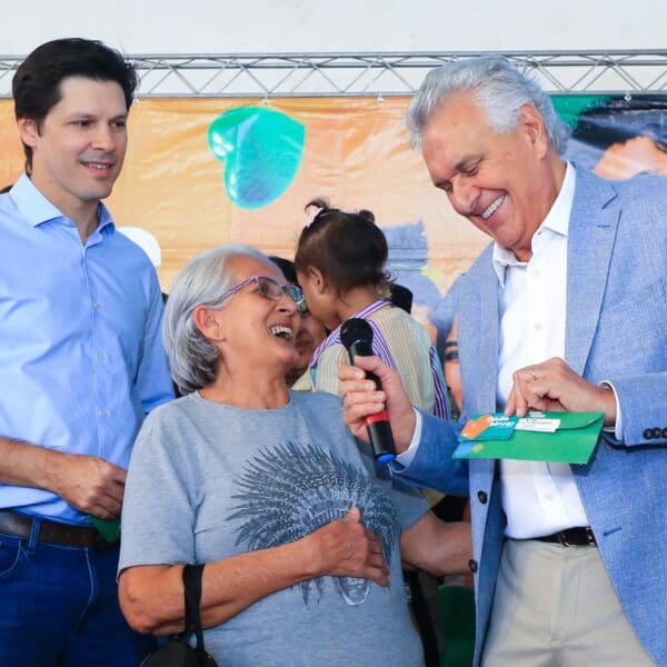 Caiado entrega cartão do Aluguel Social