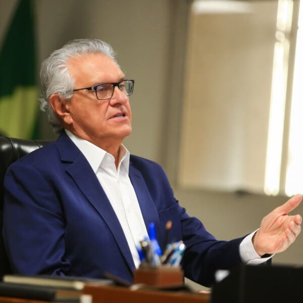 Caiado entrega títulos definitivos e outorgas de uso de água a agricultores goianos