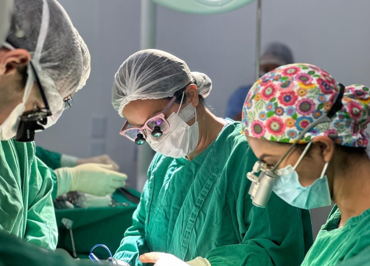 HEF ultrapassa 242 mil atendimentos no primeiro semestre de 2025 - Equipe do Hospital Estadual de Formosa_IMED durante cirurgia