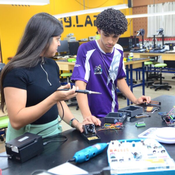 Alunos da Escola do Futuro de Goiás constroem robô para disputar copa do mundo de robótica