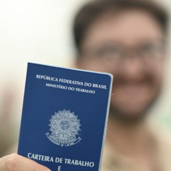 Desemprego em Goiás atinge menor taxa em 11 anos e supera padrões da OCDE - carteira de trabalho