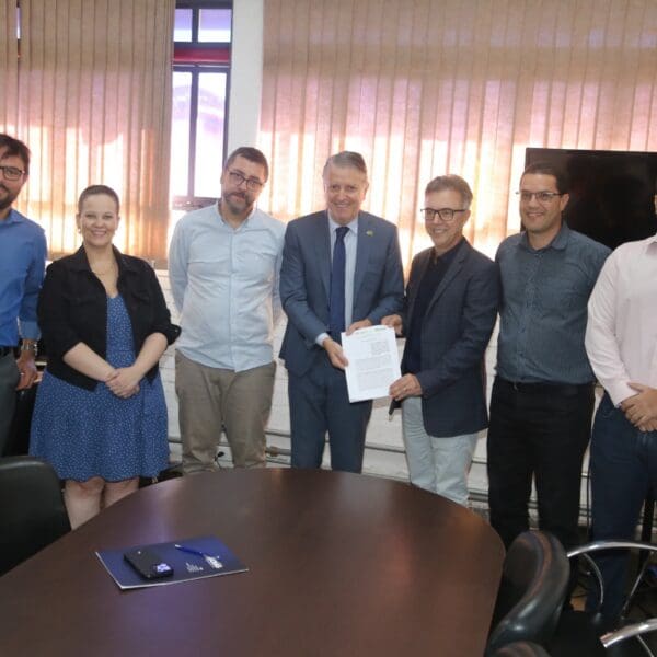 Assinatura de parceria para capacitar empresas goianas