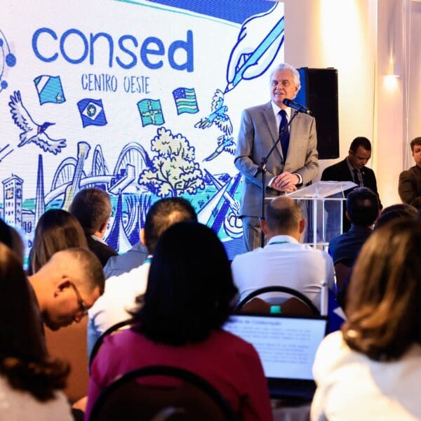 Caiado abre encontro de Educação