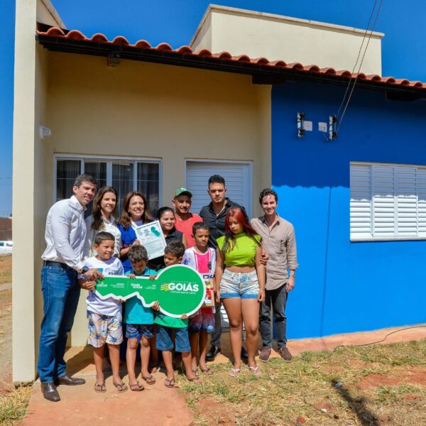 Gracinha Caiado entrega casas a custo zero