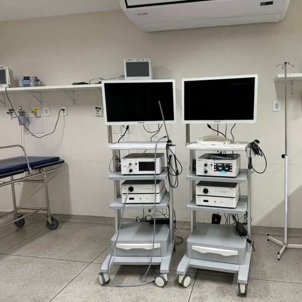Imagem de torres de videolaparoscopia, equipamento usado em cirurgias ortopédicas e abdominais