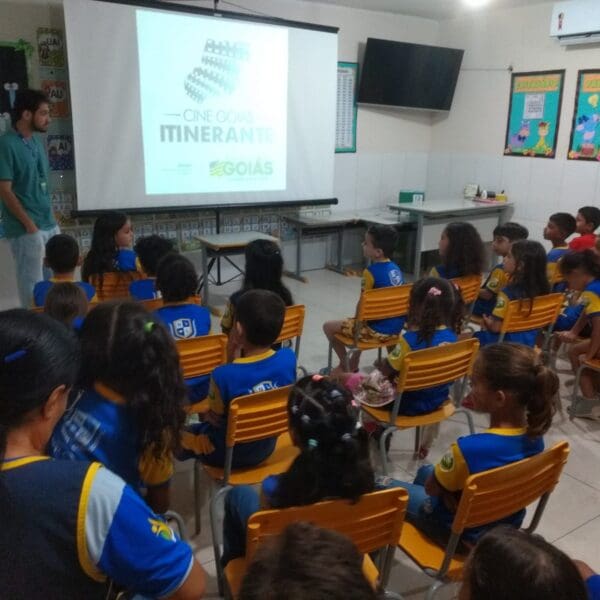 Exibição de filme do Cine Goiás Itinerante