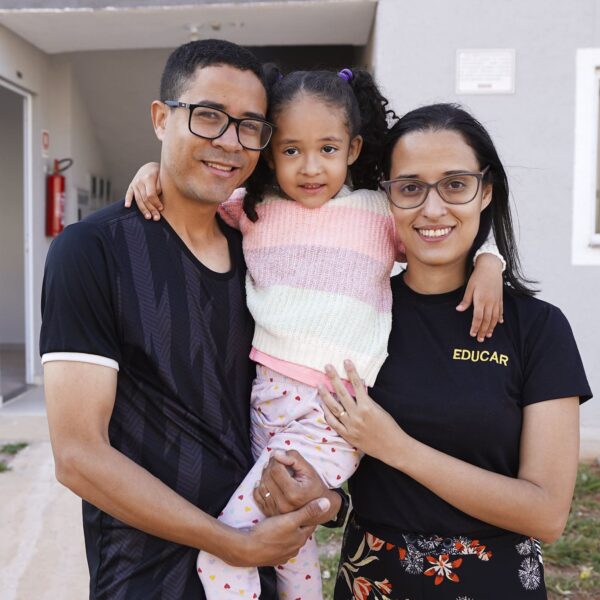 Família recebe imóvel pelo Crédito Parceria