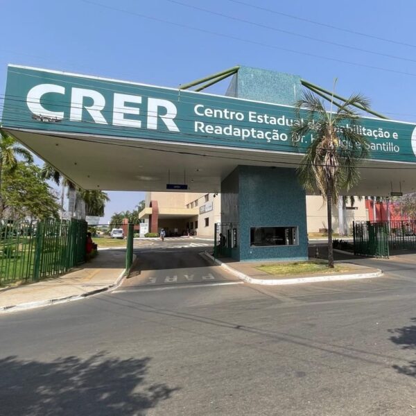 Caiado sanciona lei de proteção às mães atípicas