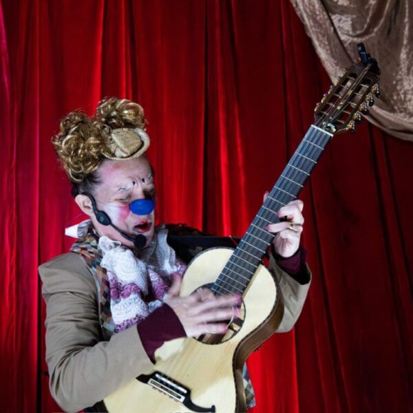 Anápolis recebe apresentações gratuitas do espetáculo “Na Alturas: Inventando Moda”