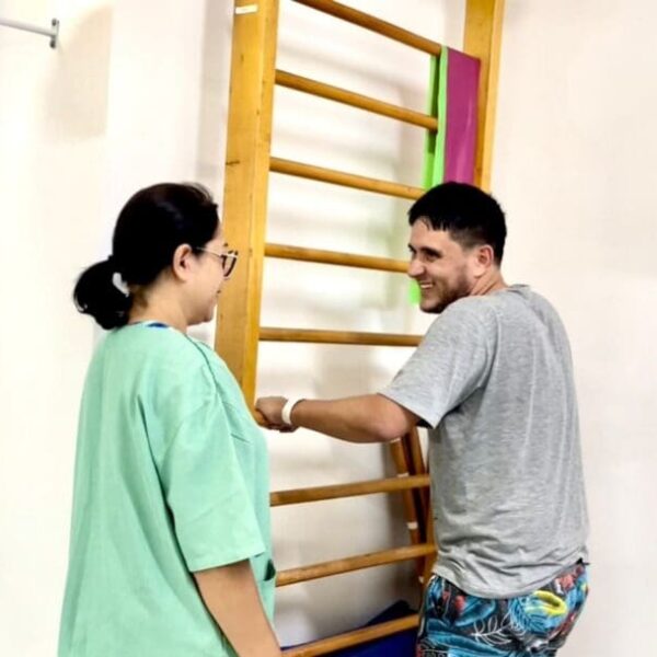 Ceap-Sol consolida-se como referência em cuidado prolongado e reabilitação - paciente durante sessão de fisioterapia