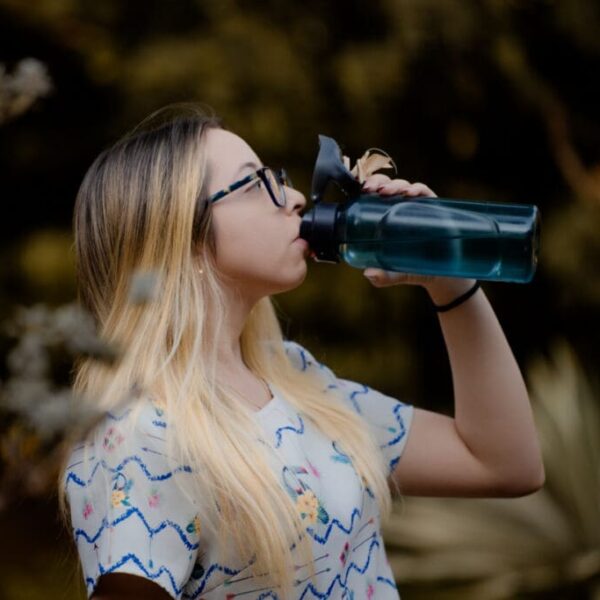 Saúde orienta: ingestão insuficiente de água pode desencadear diversos problemas de saúde