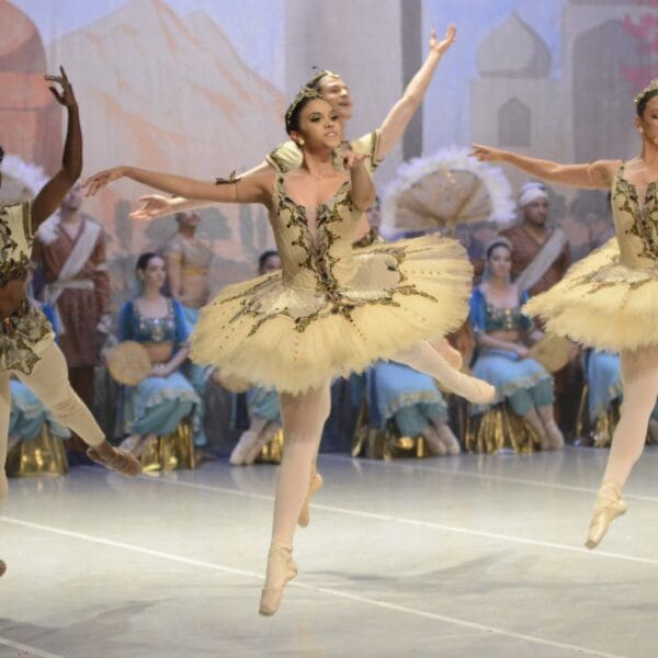 Basileu França apresenta o balé Le Corsaire