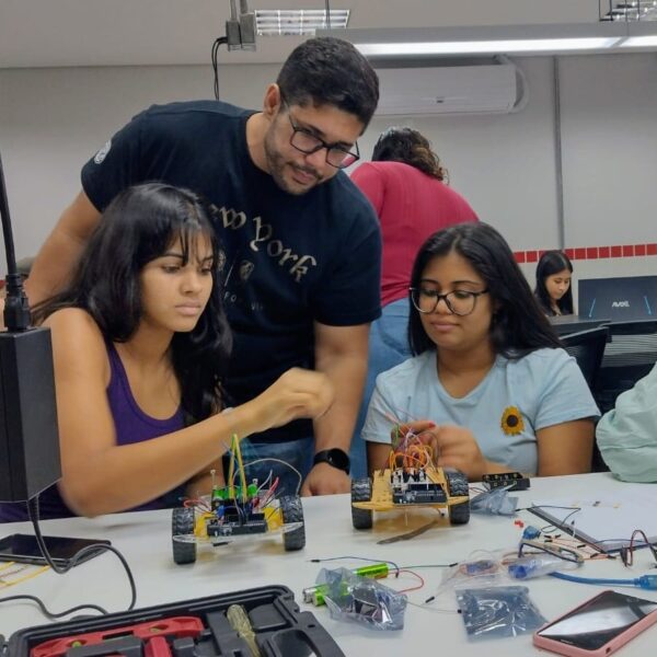 Alunos durante aula do curso de robótica