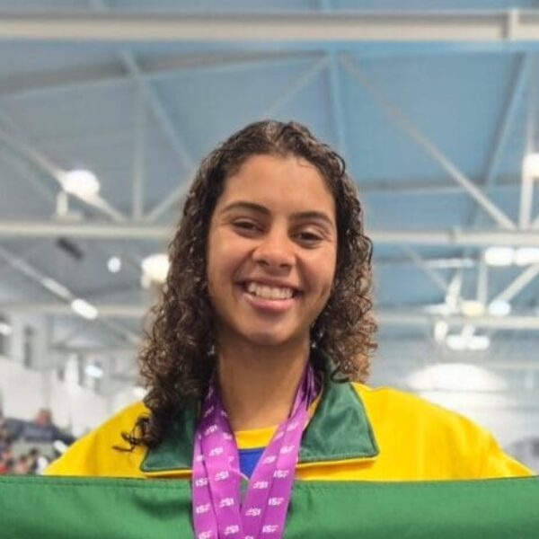 Natação Paralímpica - Formada por projeto do Governo de Goiás, Gabrielly Vitória faturou um ouro, uma prata e um bronze, em competição no Bahrein