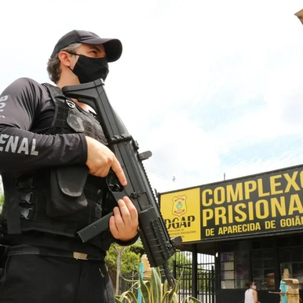 Policial da Polícia Penal em frente ao presídio