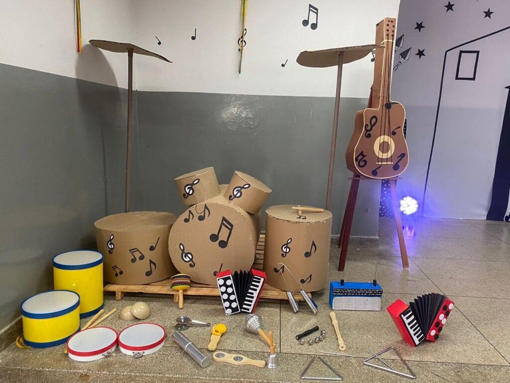 Professora desenvolve projeto inspirado na música e literatura de cordel para alunos especiais