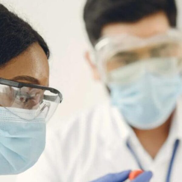 Fapeg divulga resultado final da 1ª etapa do edital de auxílio à pesquisa - dois cientistas em um laboratório de pesquisas