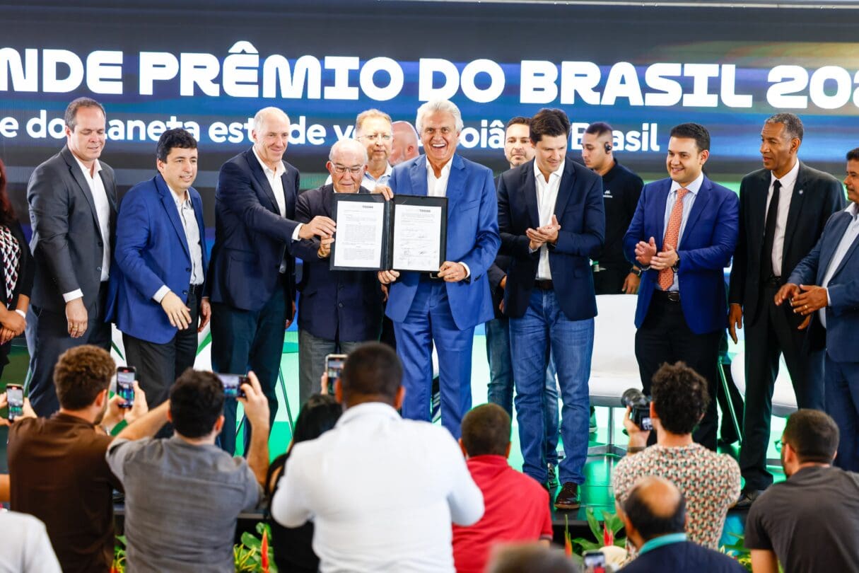 Caiado assina contrato para MotoGP no Autódromo de Goiânia
