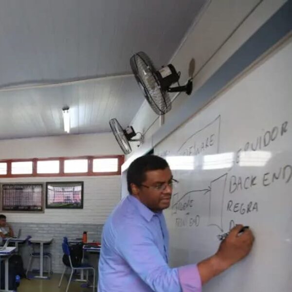 Governo antecipa convocação de 631 professores aprovados em concurso - professor negro lecionando