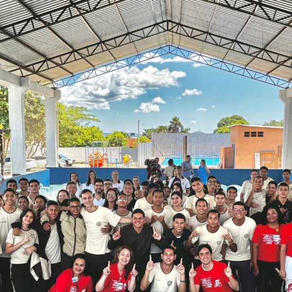 Saúde promove conscientização sobre HIV/Aids em escolas de Goiânia - estudantes e equipe do HDT em quadra de escola