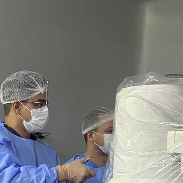 Hugo inova no tratamento de doenças da coluna vertebral - equipe médica durante cirurgia de coluna