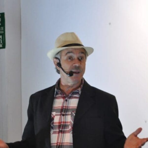 Riso no HGG comemora 10 anos com show de Tom Carvalho