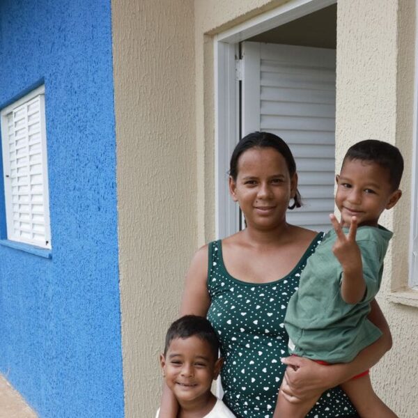 Famílias de Campos Verdes são contempladas com casas a custo zero