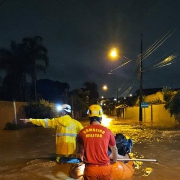 Bombeiros atendem ocorrência de alagamento no Setor Vila Maria Rosa, em Goiânia