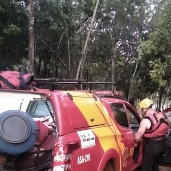 Bombeiros resgatam moradores ilhados durante enchente em Rio Verde