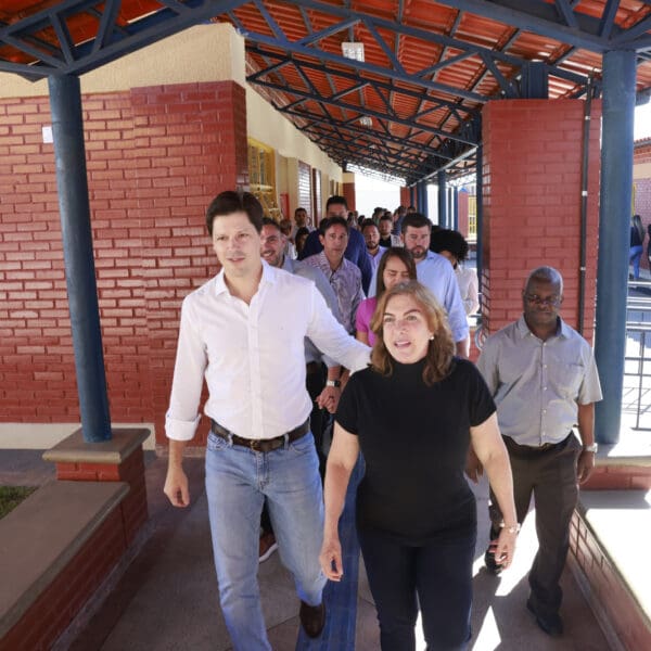 Vice-governador e Fátima Gavioli na inauguração do colégio estadual de Alexânia