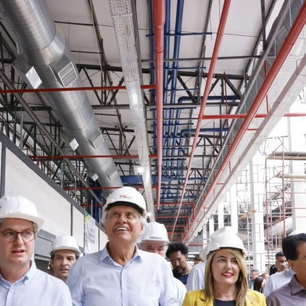 Caiado vistoria obras do Mercadão de Águas Lindas de Goiás