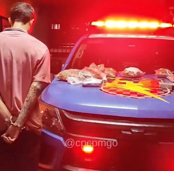PMGO prende homem com drogas e munições após fuga e colisão na BR-153