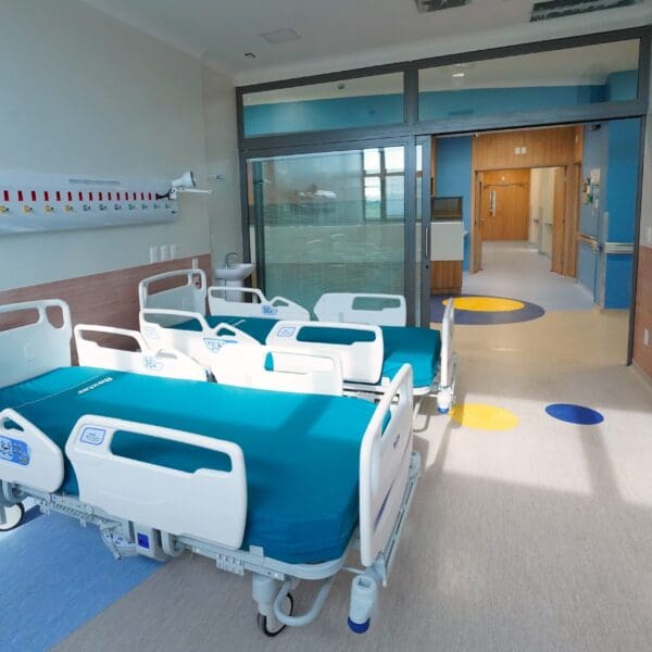 DJ Alok visita obras do Cora ao lado de Daniel Vilela e Gracinha