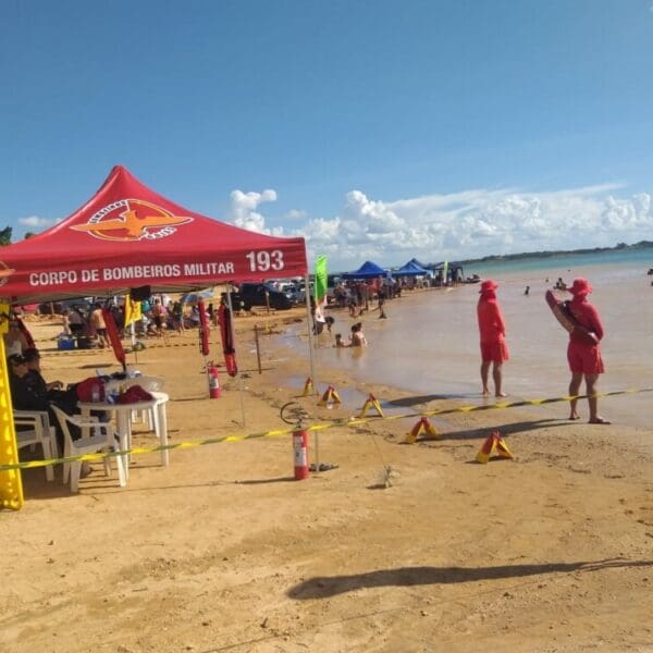BOMBEIROS ATUANDO NA BEIRA DO RIO PARA PREVENÇÃO DE AFOGAMNETO