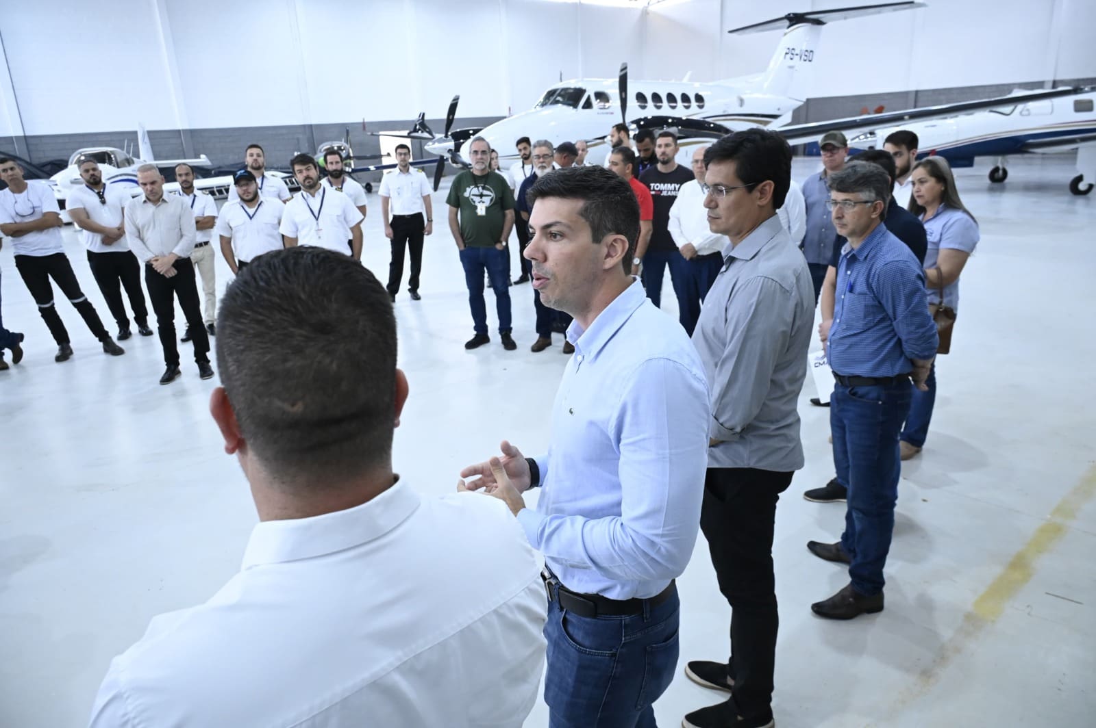 Pedro Sales em reunião no saguão do Aeroporto de Anápolis
