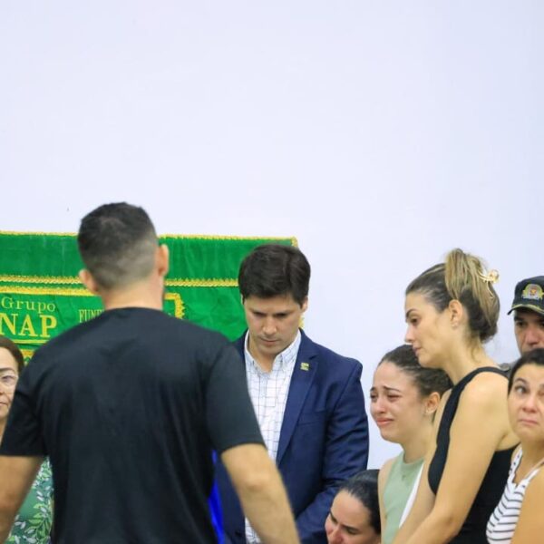 Daniel Vilela presta solidariedade à família e amigos de policial morto em ação