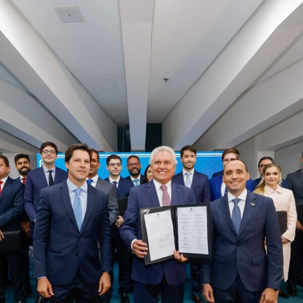 Caiado dá posse a 20 novos procuradores do Estado de Goiás