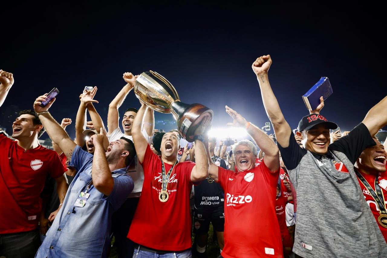 O governador Ronaldo Caiado se juntou aos quase 40 mil torcedores que foram até ao Serra Dourada acompanhar a grande final do Goianão 2025
