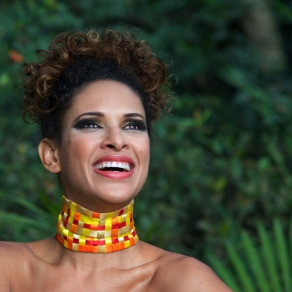 Cantora Renata Jambeiro se apresenta no evento Comunidade Viva