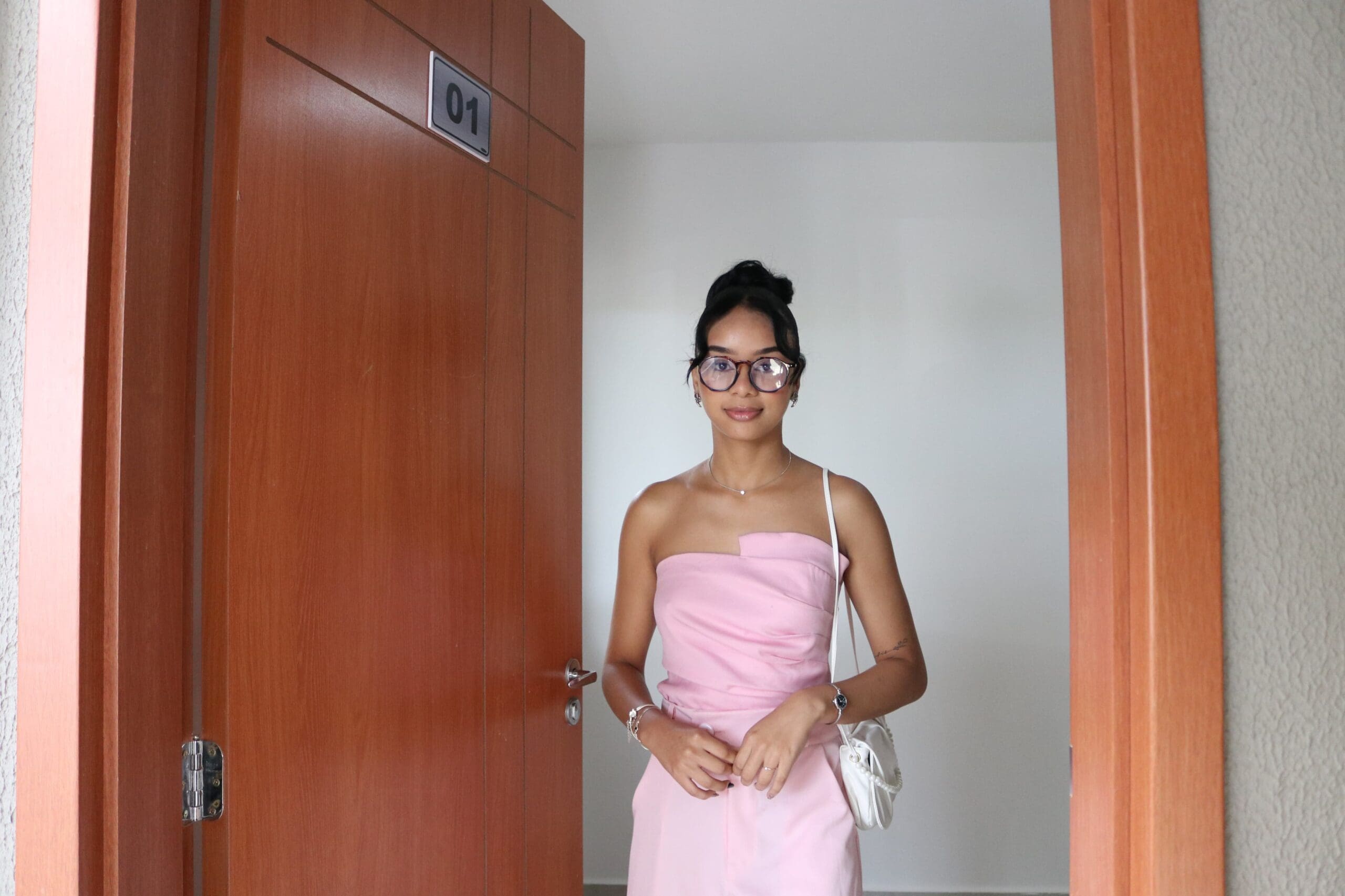 Mulher recebe apartamento pelo Crédito Parceria