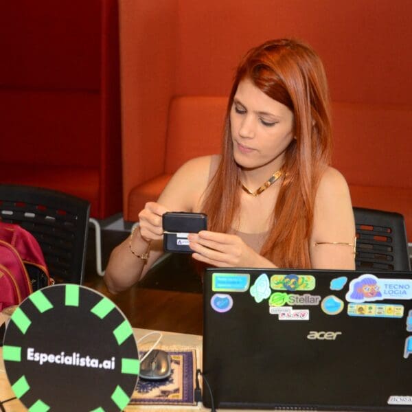 Mulher em projeto de inovação