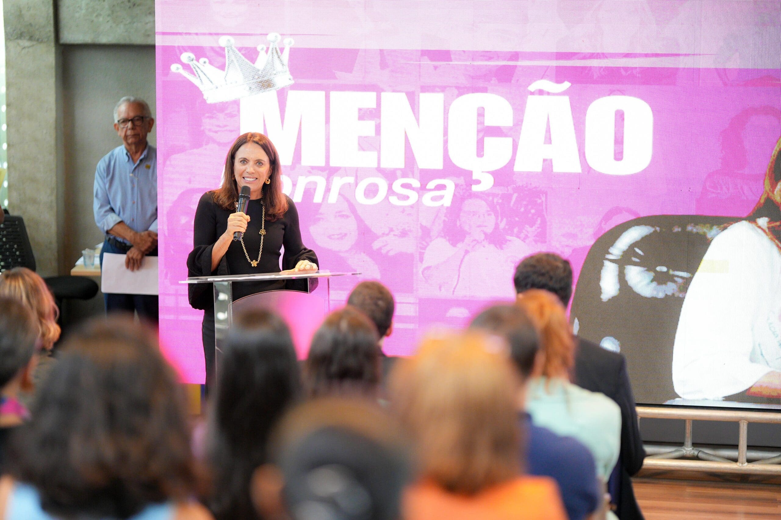 Gracinha Caiado entrega prêmio para mulheres empreendedoras