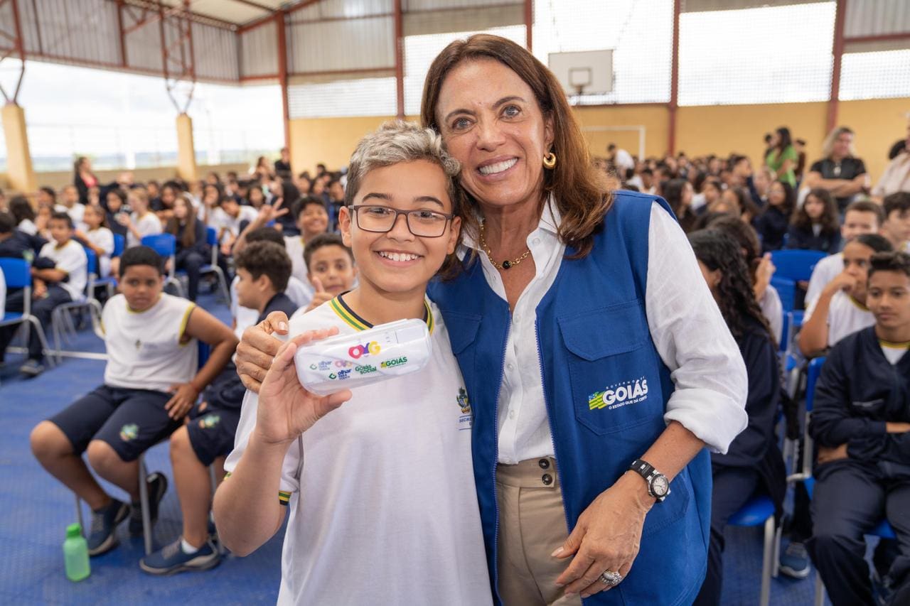 Gracinha Caiado entrega óculos do Olhar para Todos