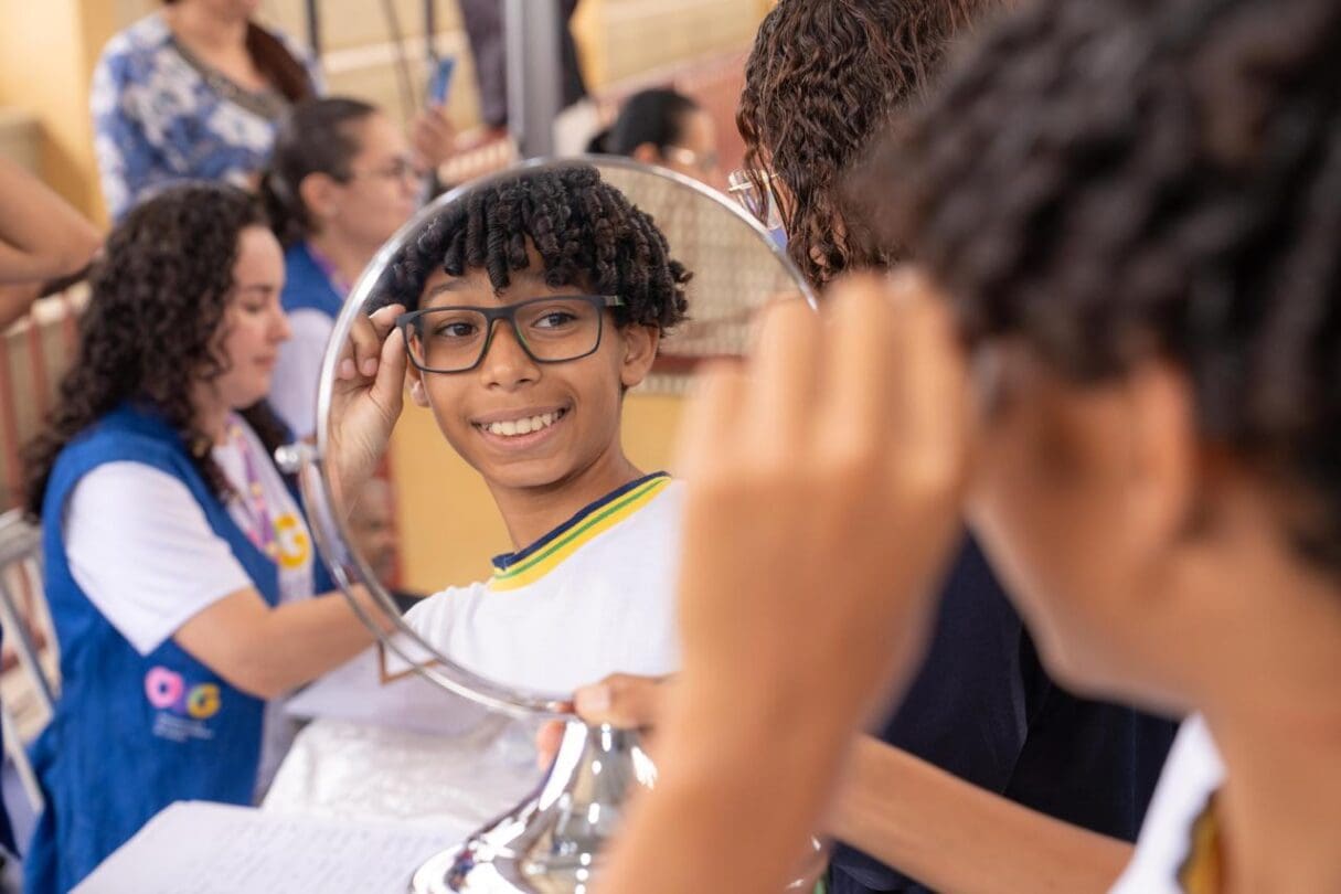 Aluno experimenta óculos doad opelo Olhas para Todos