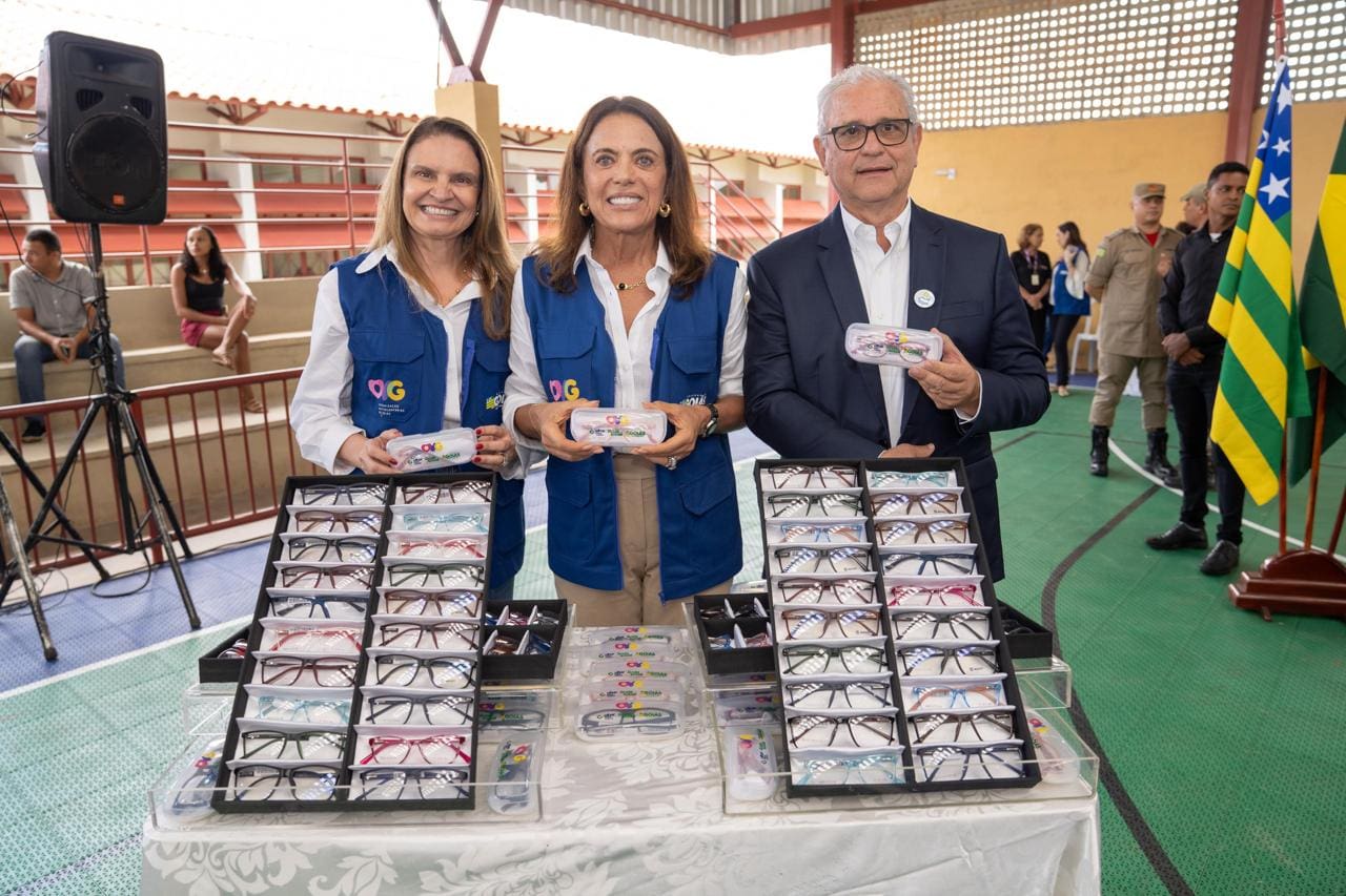 Gracinha entrega óculos do Olhar para Todos com OVG e Cerof