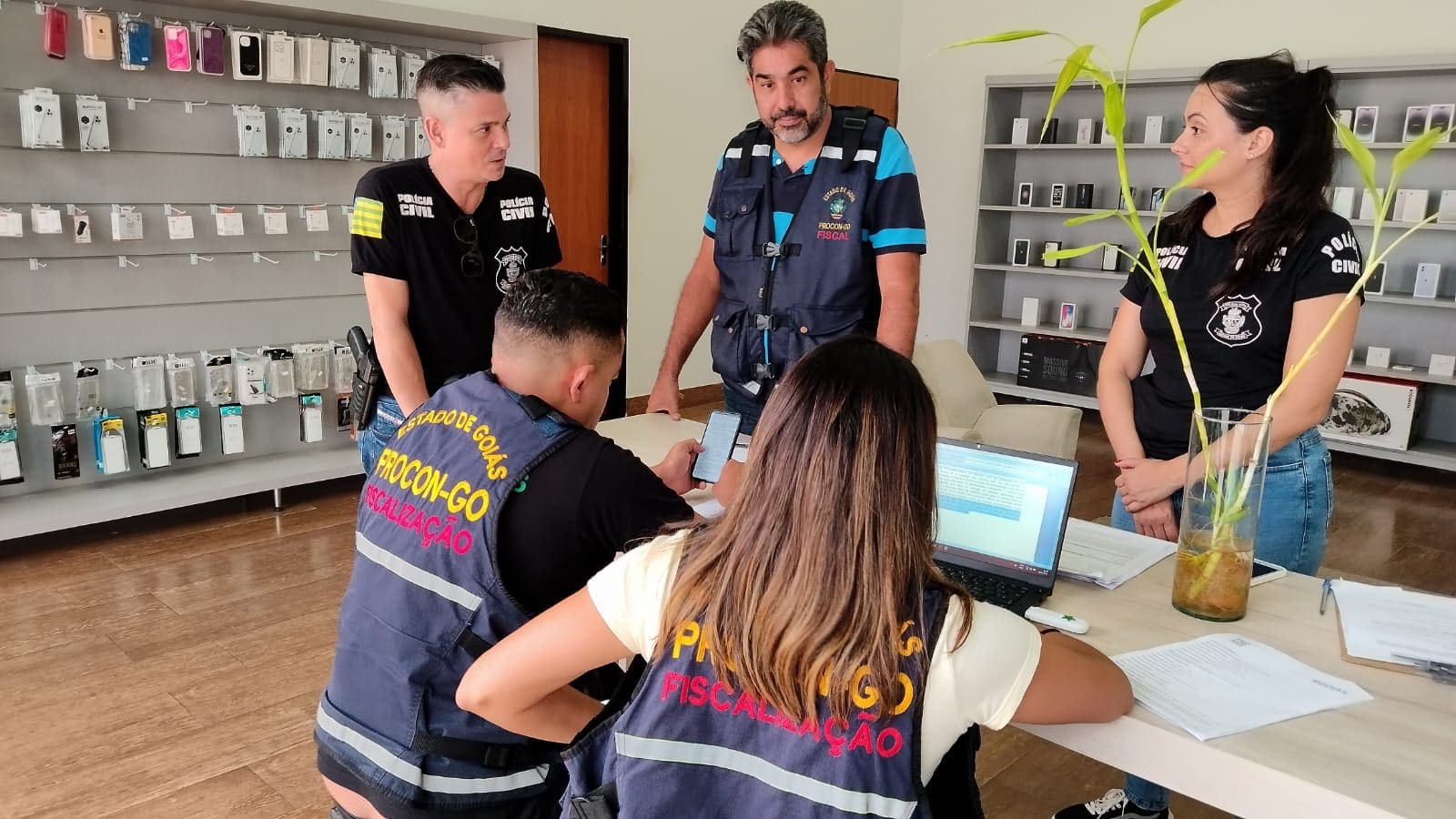 Loja de celulares é autuada em operação do Procon Goiás e Delegacia do Consumidor